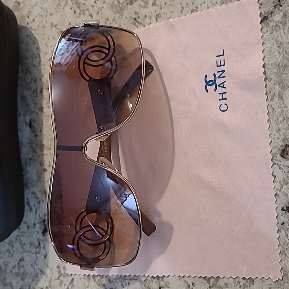 Sunglass - Picture 1 of 4